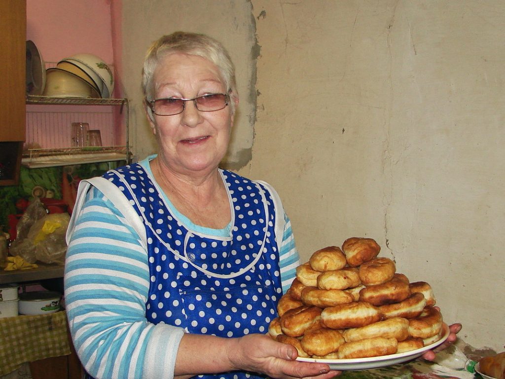 Бабушкина н д. Бабушка с пирожками. Бабушкины пирожки. Бабка с пирогами. Бабушка стряпает пирожки.