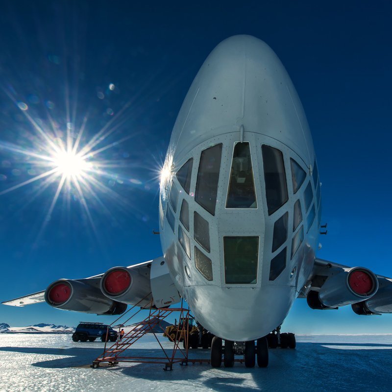 Вот такой самолет привозит туристов в Антарктиду антарктида, интересно, пик Винсона, путешествие, скалолазание, фотоотчет