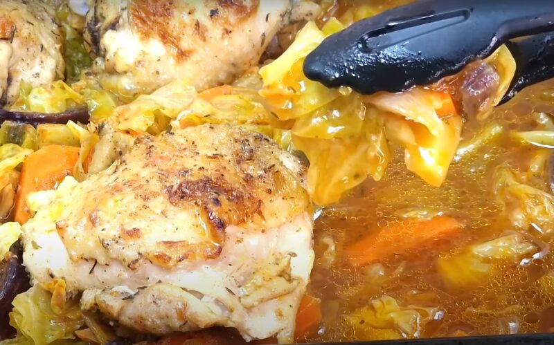 Кочан капусты и куриные бедра. Так готовит моя турецкая бабушка: вкусный и недорогой рецепт Кочан капусты и куриные бедра. Так готовит моя турецкая бабушка: вкусный и недорогой рецепт бедра, кладем, блюдо, Выкладываем, капусту, красный, противень, запекаем, градусах, чеснок, заливаем, морковь, семьи, куриные, бёдра, минутВ, масла, шинкуем, особо, мелко
