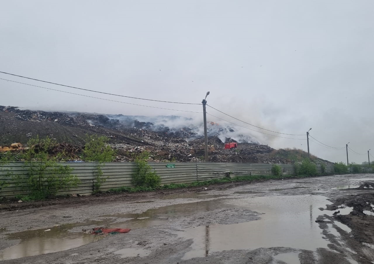 В Новосибирске пожар на Левобережном мусорном полигоне потушат до конца недели
