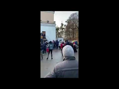 В толпу людей в поселке Холмогоровка Калининградской области въехал мужчина на внедорожнике.