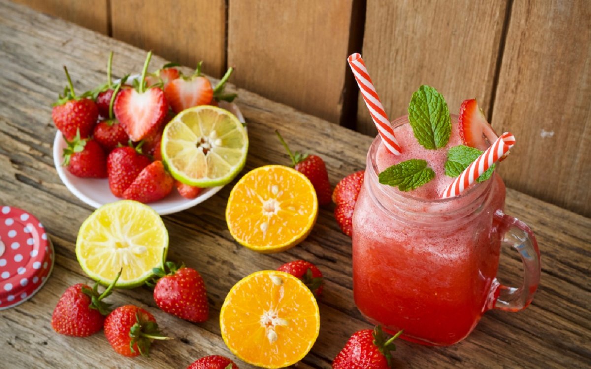 Освежающий напиток из ягод и фруктов