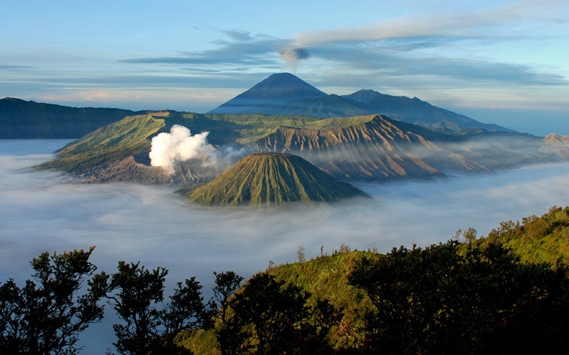 Дремлющий супервулкан Тоба
На индонезийском острове Суматра находится крупнейшее на Земле вулканическое озеро, образовавшееся в кальдере вулкана Тоба 74 000 лет назад, во время последнего извержения, самого сильного за последние 25 млн лет. По подсчетам, в атмосферу было выброшено около 2800 кубических километров лавы и вулканического пепла – на 12% больше, чем выбросил Йеллоустоун 2,2 млн лет назад.
Активность такого мощного вулкана может иметь самые серьезные последствия для глобального климата. Но есть причина, по которой извержение Тоба выглядит еще более пугающим. На Суматре проживает более 50 млн человек, беззащитных против стихии, а сам остров находится всего в 40 км от Индийского океана, где рождаются мегацунами. И извержение большого масштаба несомненно вызовет волну небывалых размеров.
Есть предположения, гигантский вулкан может скоро вновь проснуться. Об этом ученым говорят выделение вулканических газов и нагрев почвы на поверхности Тоба.