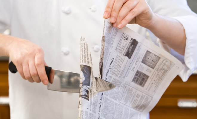 Как заточить кухонный нож простой газетой. Получается острый как из мастерской Культура