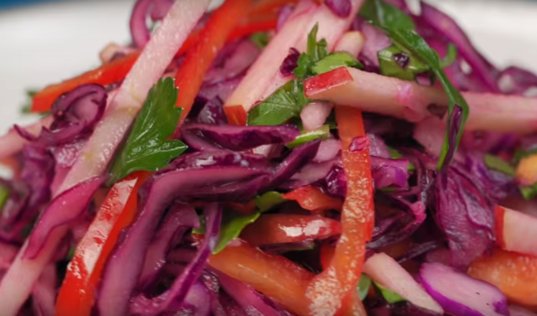 5 витаминных салатов из самых простых продуктов