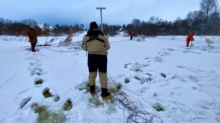 Близкие погибшей в проруби петербурженки девять дней помогали водолазам искать тело женщины Происшествия