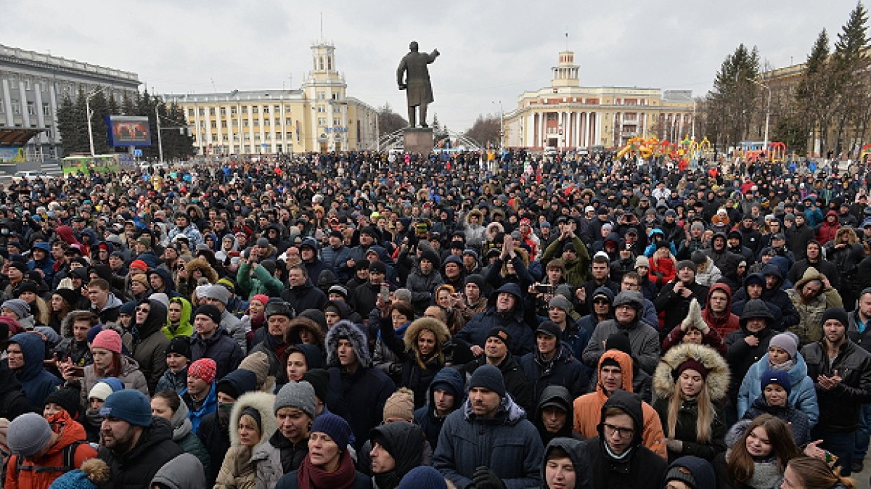 Russians say. Народ на митинге. Толпа на митинге. Люди на митинге. Толпа на площади.