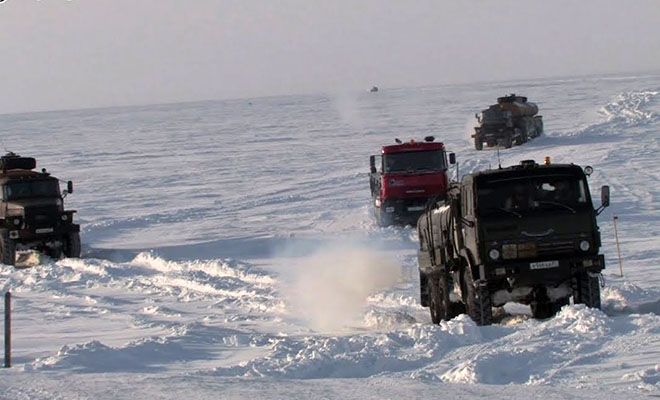 Чукотский зимник через замерзший океан: дальнобойщик показал работу в ледяной пустыне