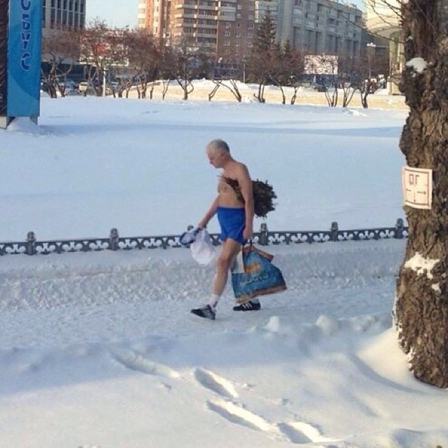 Есть наблюдение, что с возрастом комплексы улетучиваются. Вы только посмотрите на этих старичков без комплексов, девушки, прикол, юмор