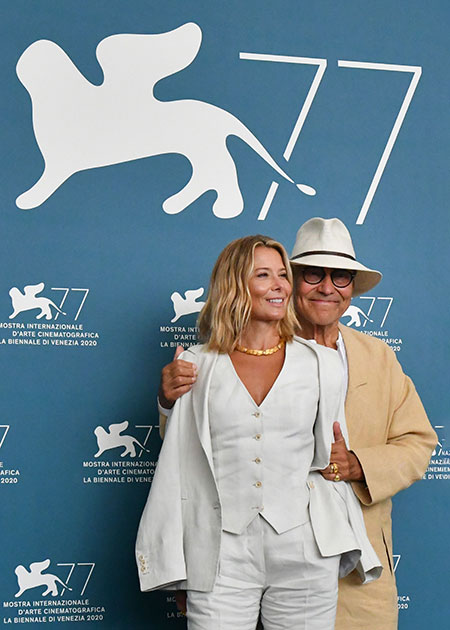 Андрей Кончаловский и Юлия Высоцкая с сыном Петром на премьере фильма "Дорогие товарищи!" в Венеции Андрей Кончаловский и Юлия Высоцкая с сыном Петром на премьере фильма "Дорогие товарищи!" в Венеции Звезды,Красная дорожка