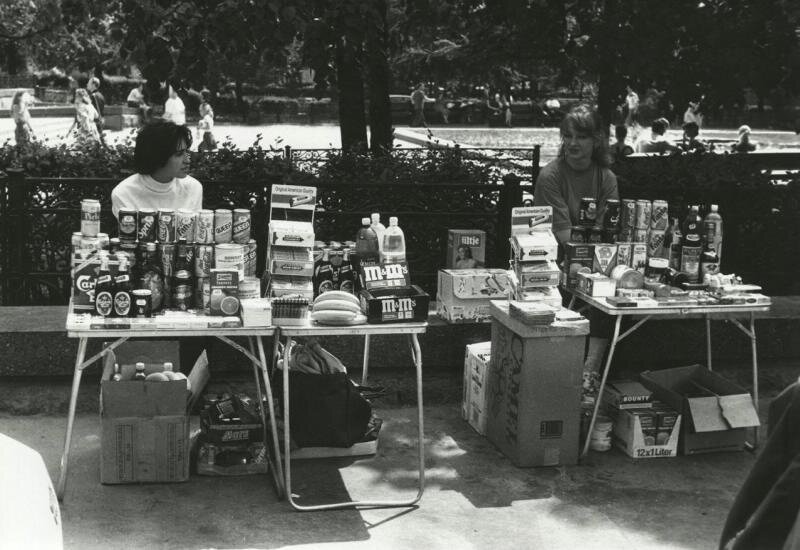 Торговля с лотков. Пушкинская площадь. Владимир Сергиенко, 20 июня 1992 года, г. Москва, МАММ/МДФ. 