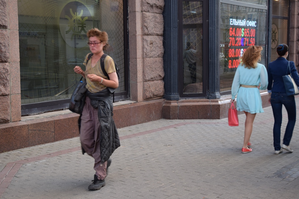 Питерская блогерша с бомжами. Бездомные женщины в Москве. Бездомные молодые женщины Москва. Модная бомжиха с Тверской улицы.