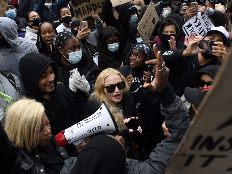 Всем преградам вопреки: Мадонна посетила протесты в Лондоне на костылях Звезды,Новости о звездах