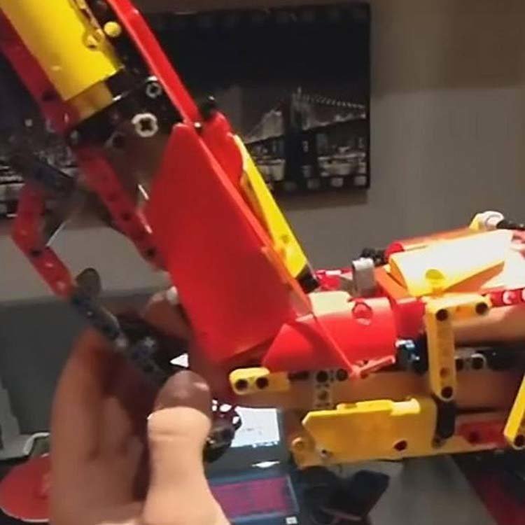 18-летний парень создал себе функциональный протез из бывшего Lego-вертолёта Андорра, вертолет, игрушка, лего, подросток, протез, рука, талант