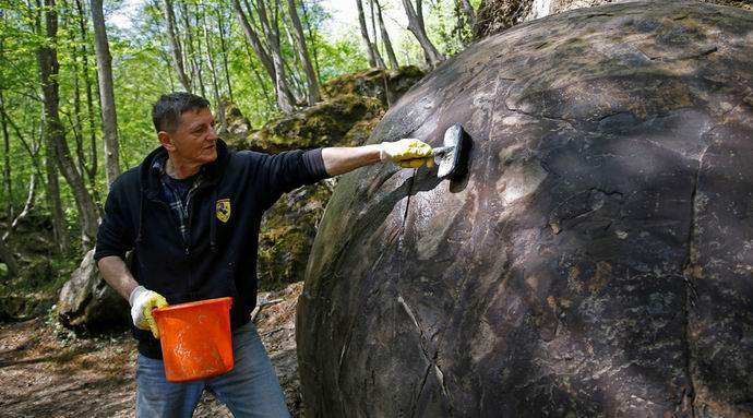 В Боснии нашли древний каменный шар огромных размеров