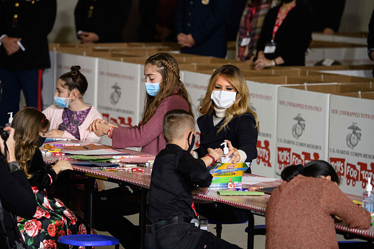 Почти в роли Санты: Мелания Трамп раздала игрушки детям из малообеспеченных семей Почти в роли Санты: Мелания Трамп раздала игрушки детям из малообеспеченных семей Стиль жизни,Благотворительность