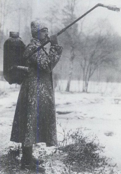 Русский солдат с трофейным огнеметом «Клейф» образца 1915 года