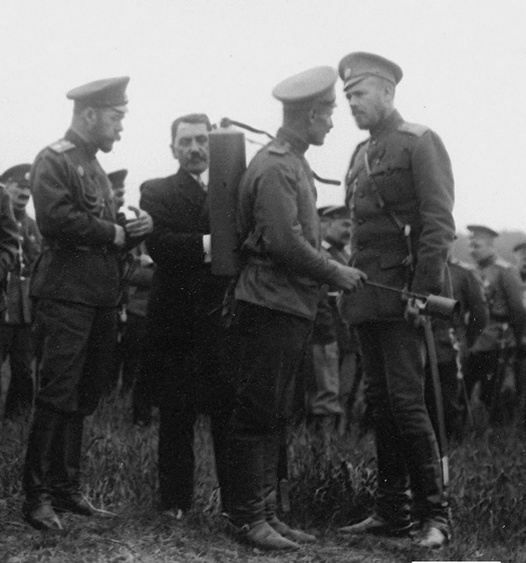 Император Николай II на демонстрации британского огнемета системы Тилли-Госкин, май 1916 года