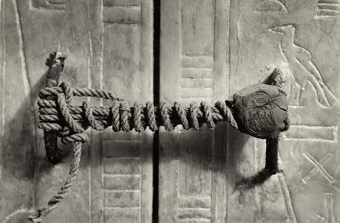 Нетронутая печать на двери гробницы Тутанхамона.