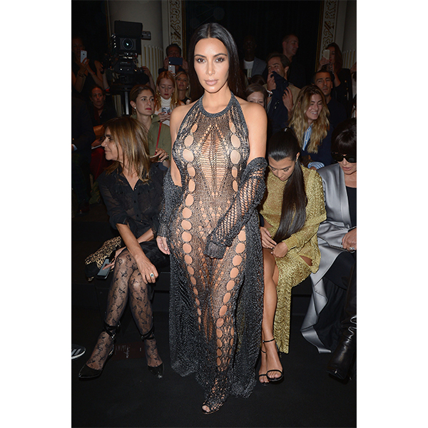 Ким Кардашьян на Неделе моды в Париже Обнаженная грудь напоказ – это больше не табу?