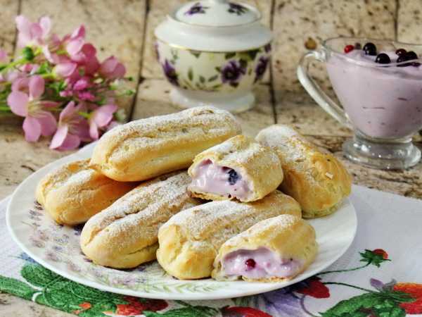 Эклеры с ягодным кремом и ягодами, рецепт с фото