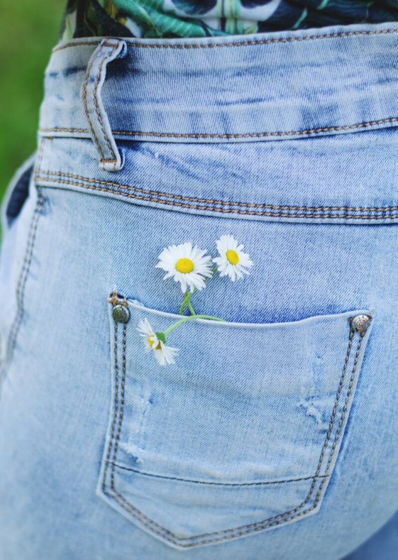 Цветок на джинсах