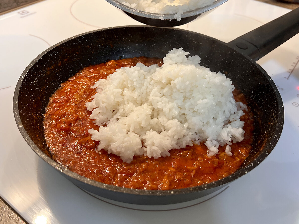 Очень вкусный у нас вчера получился ужин! Мяса не было, овощи все закончились, из круп - только стакан риса. Ну и баночка консервов в шкафу нашлась (для таких случаев и храню).-5