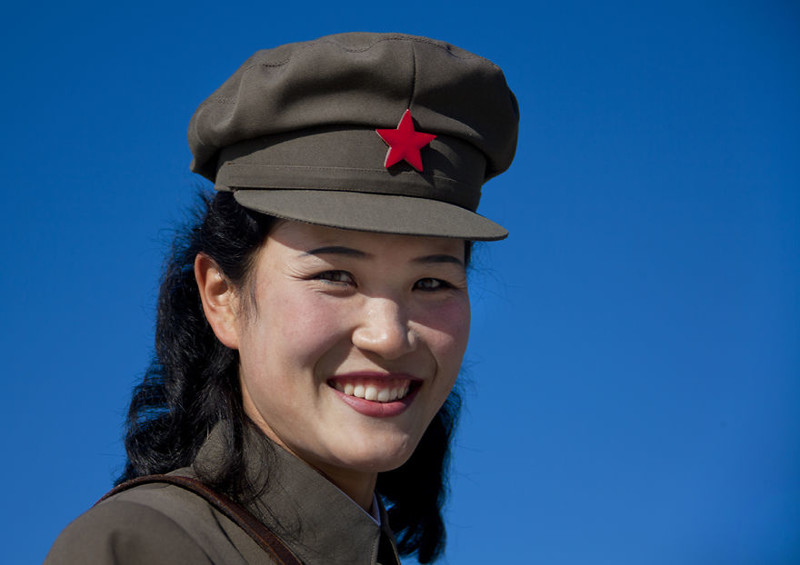 8. Военнослужащая в уезде Самджиен житель, северная корея, улыбка, фотография