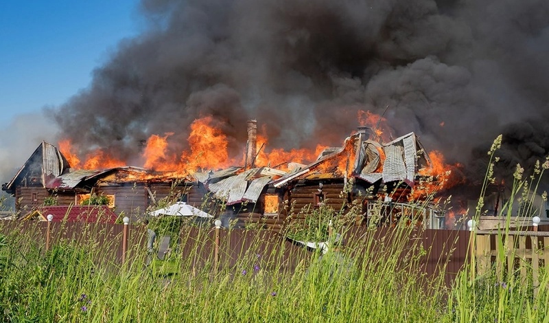 Видео страшного пожара под Петрозаводском появилось в сети