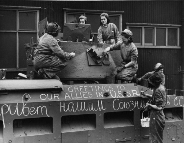 нглийские женщины готовят танк «Матильда» к отправке в СССР по ленд-лизу