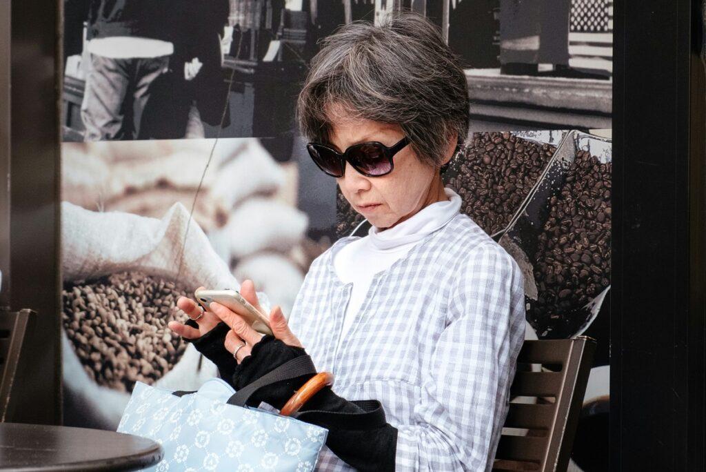 Шоколад, вино и кашемир: осенний гардероб, в котором будет комфортно и стильно женщине 50+