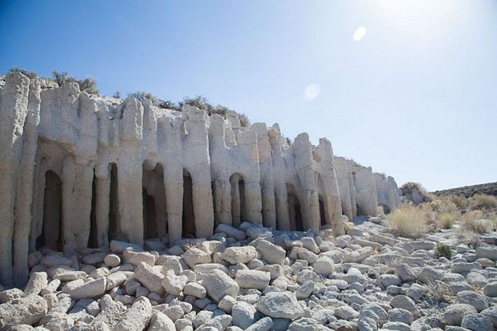 Таинственные каменные колонны озера Кроули в Калифорнии, США (6)