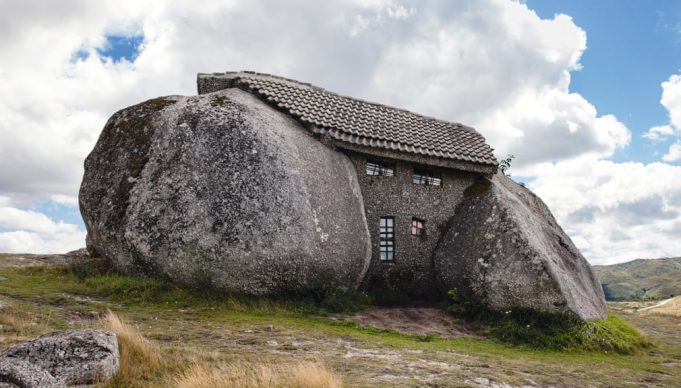 Самые необычные постройки из камня