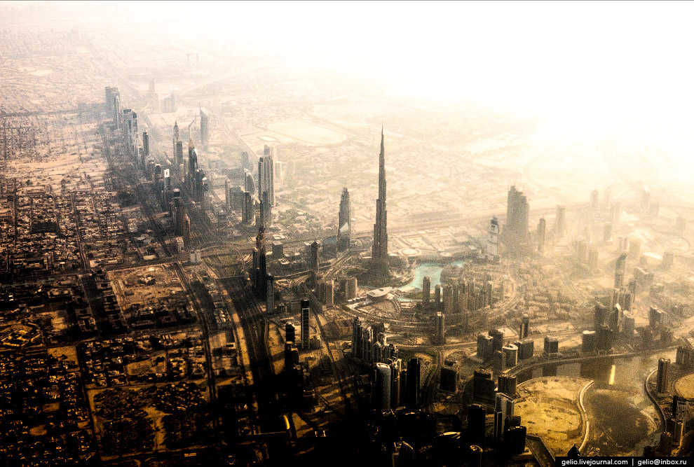 Бурдж-Халифа в Дубае — самое высокое сооружение в мире. Форма здания напоминает сталагмит.