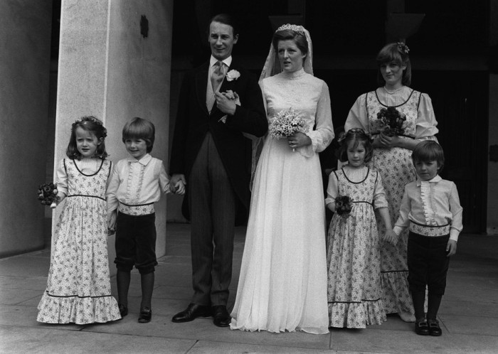 Будущая принцесса Диана на свадьбе сестры Джейн и Роберта Феллоуза. / Фото: www.elle.ru