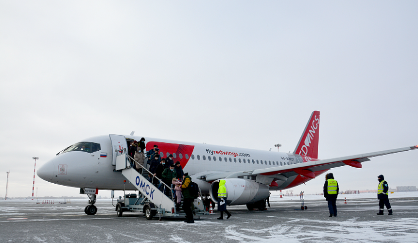 Рейс питер омск. Ред Вингс авиакомпания 2021. SSJ 100 Red Wings Норильск. Ту 204 ред Вингс в Омске. Полеты авиасообщений Red Wings 100 ssj100.