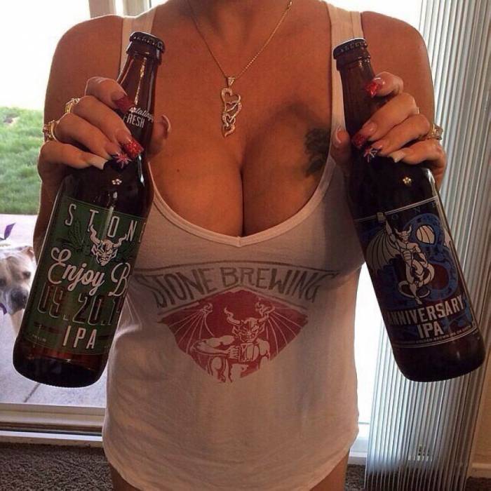 Девушки выбирают пиво. (30 фото)