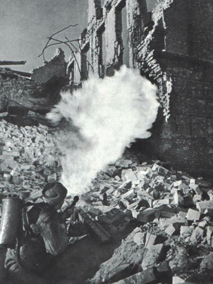 Советский огнеметчик, вооруженный РОКС-3, выбивает гитлеровцев с нижнего этажа здания на территории Сталинградского тракторного завода, октябрь 1942 года