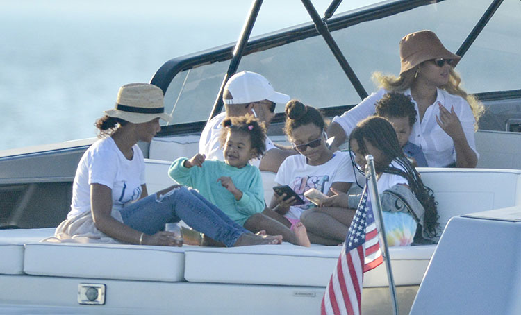 Редкое появление: Бейонсе и Джей Зи с детьми замечены на яхте в Хэмптонсе Звезды,Папарацци