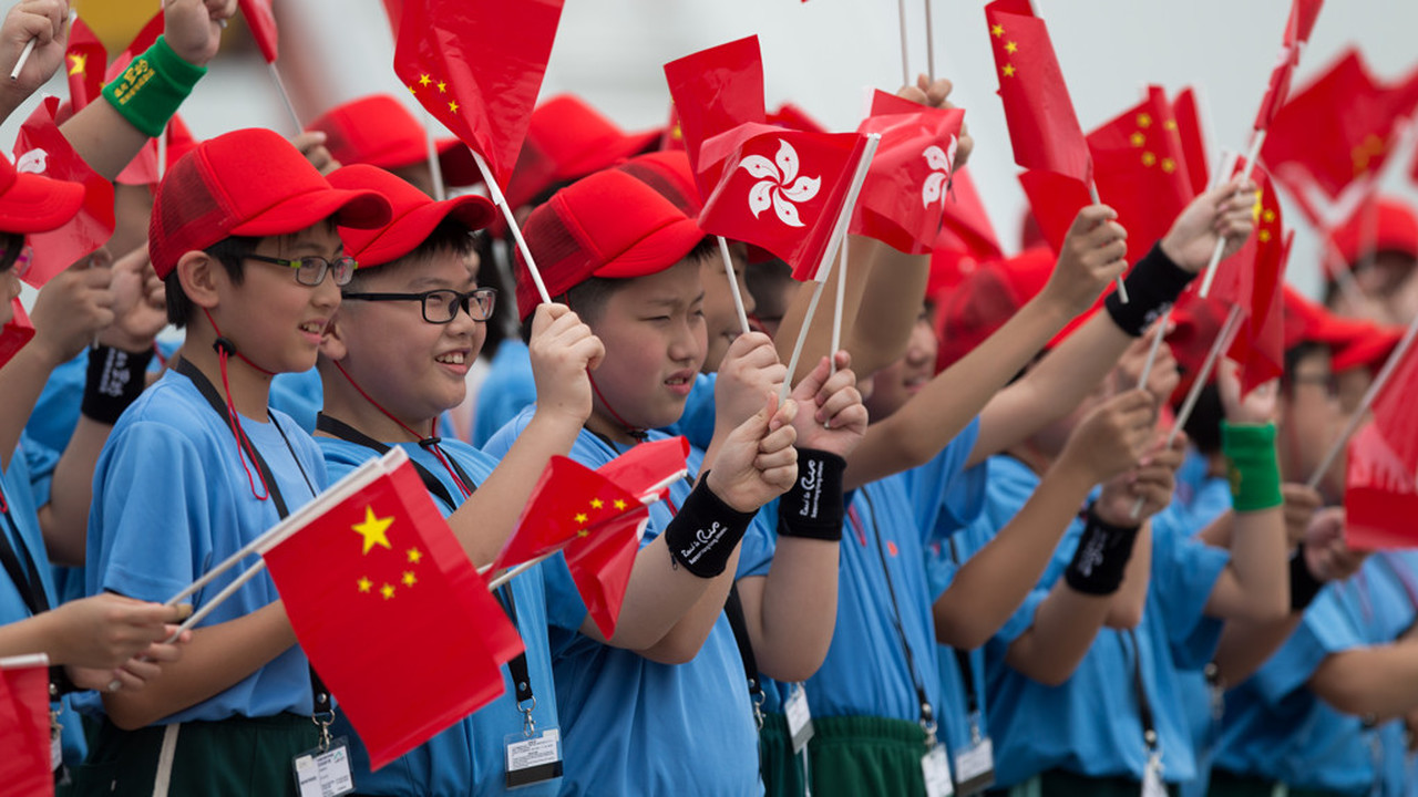 Китайских школьников одевают в форму с GPS-маячками gps