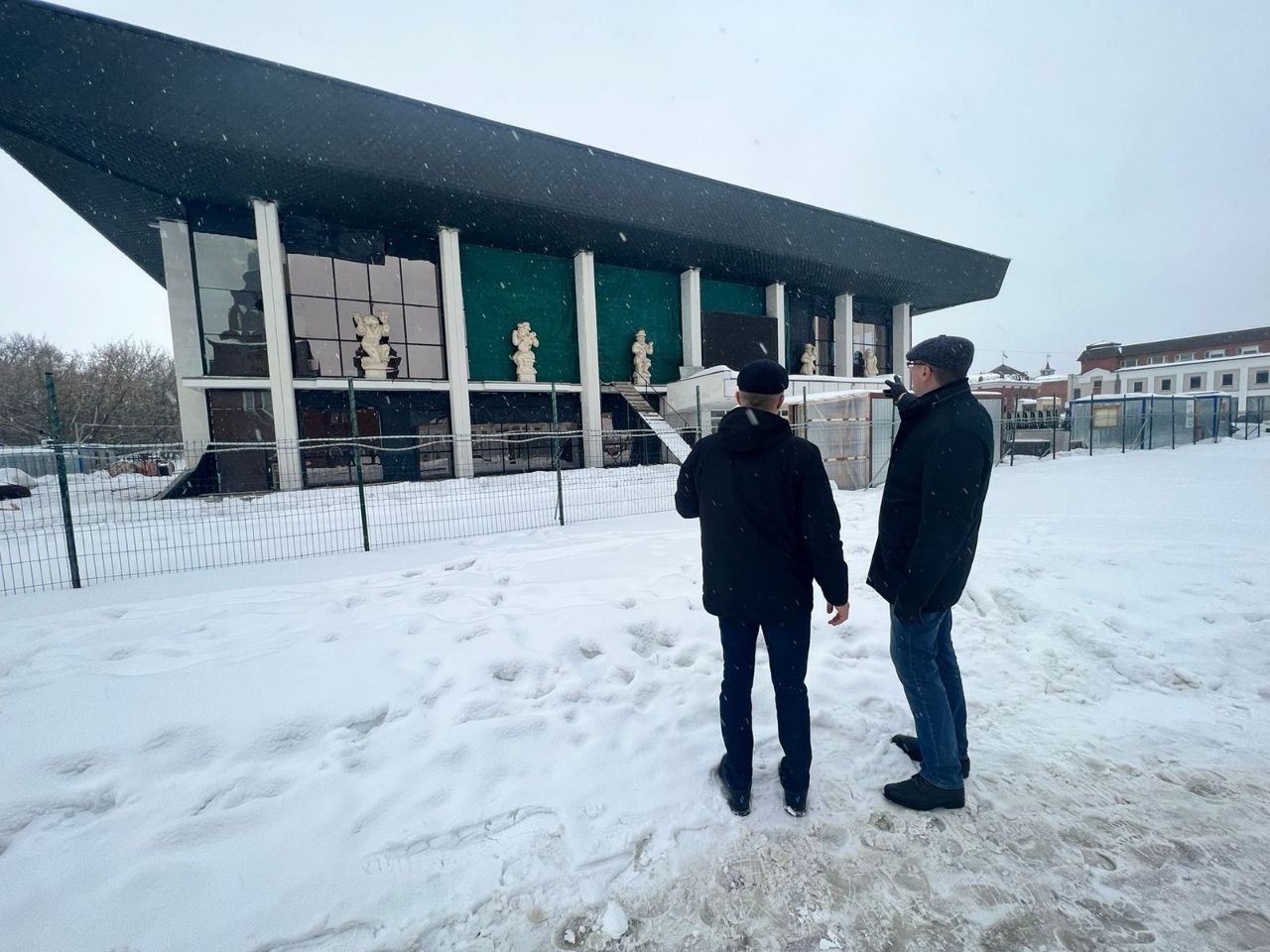 Фасад сгоревшего Владимирского театра драмы уже наполовину остеклили