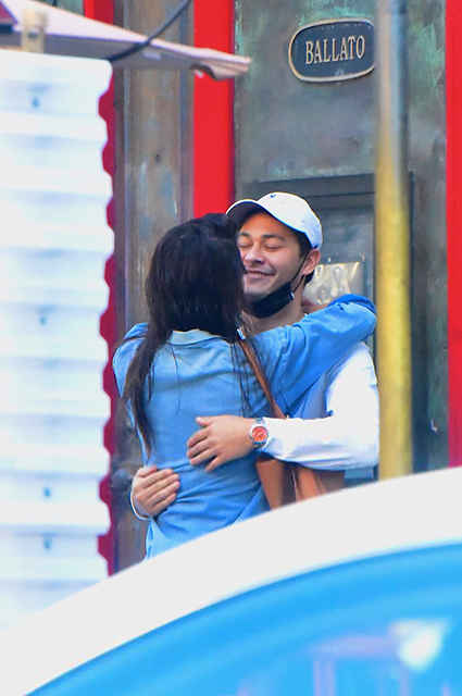 Настроение — лето: Кэти Холмс с возлюбленным и его отцом на ланче в Нью-Йорке Звездные пары