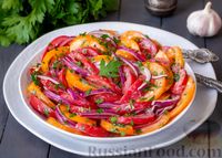 Фото к рецепту: Салат из помидоров с красным луком и йогуртом