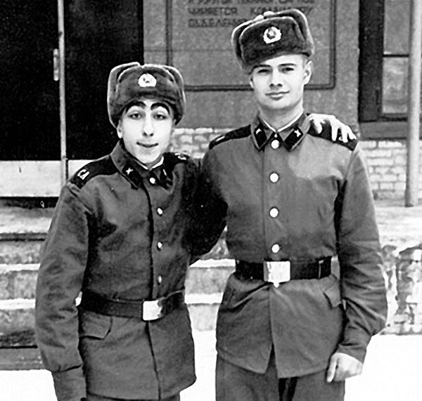 25 армейских снимков наших звёзд. Узнаёте?