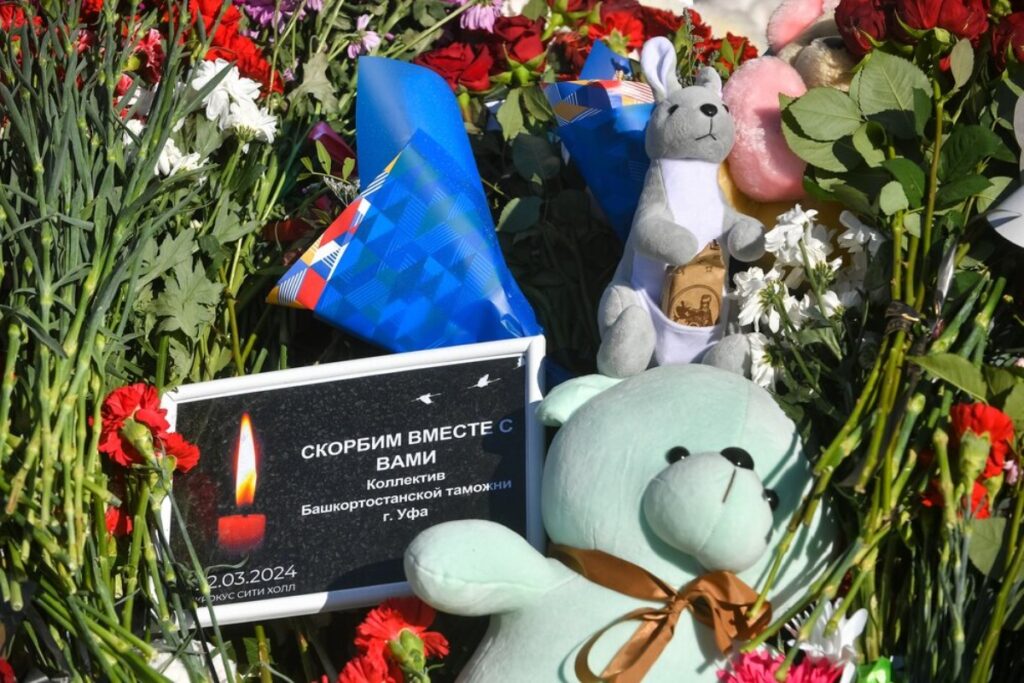 Панихида по жертвам теракта прошла у мемориала рядом с «Крокусом»