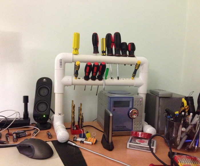 Из остатков поливинилхлоридных труб и их комплектующих можно изготовить полку для хранения отверток. 