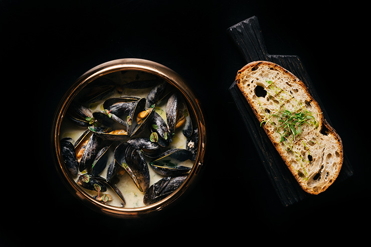 Мидии в соусе из печеного картофеля с пармезаном и трюфелем