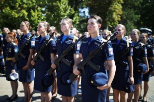Девушки в 2020 году могут поступить в девять военных вузов РФ