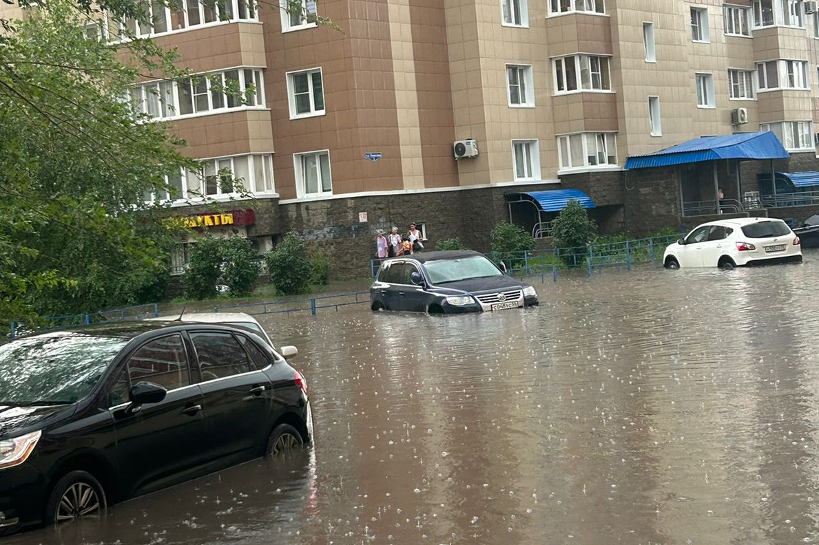 Сегодня после 23. Омск потоп. Омск затопление. Потоп в городе. Сильный дождь.