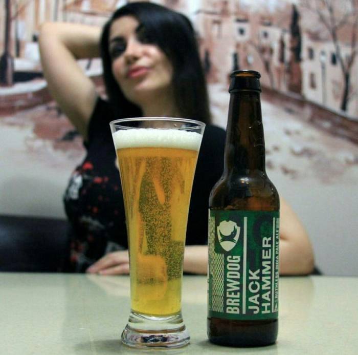 Девушки выбирают пиво.  картинки,позитив